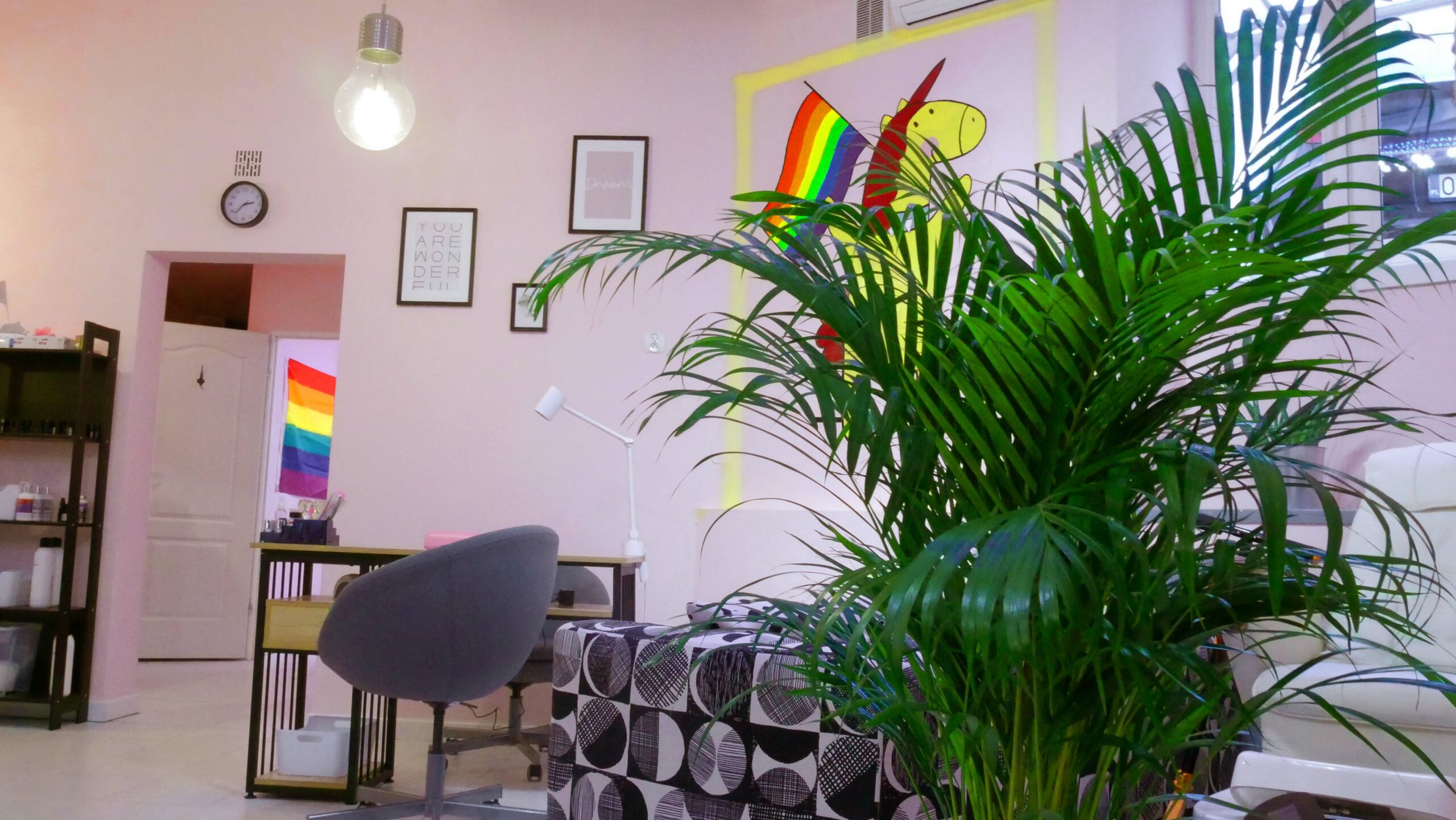 À Varsovie, un salon de manucure prend soin des ukrainiens LGBT+